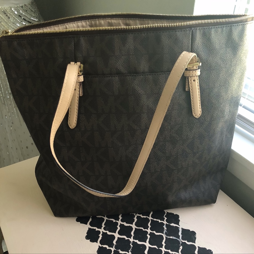 Michael Kors Signature Jet Set Tote